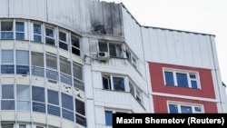დრონის დარტყმით დაზიანებული ბინა მოსკოვის ერთ-ერთ საცხოვრებელ კორპუსში. 2023 წლის 30 მაისი
