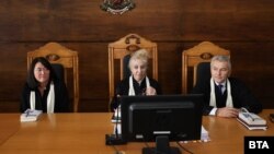 Тричленен състав на Върховния административен съд разгледа в понеделник жалбите срещу решението на Централната избирателна комисия за отмяна на машинното гласуване.