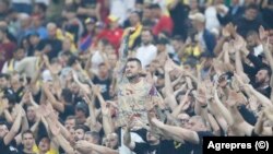 Tifozët ultras të Rumanisë, gjatë ndeshjes kualifikuese kundër Kosovës për Euro 2024 në Bukuresht, 12 shtator 2023.