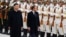 Președintele francez Emmanuel Macron (centru) și președintele chinez Xi Jinping, salută garda de onoare în timpul unei ceremonii de bun venit, în fața Marii Săli a Poporului din Beijing, noiembrie 2019.