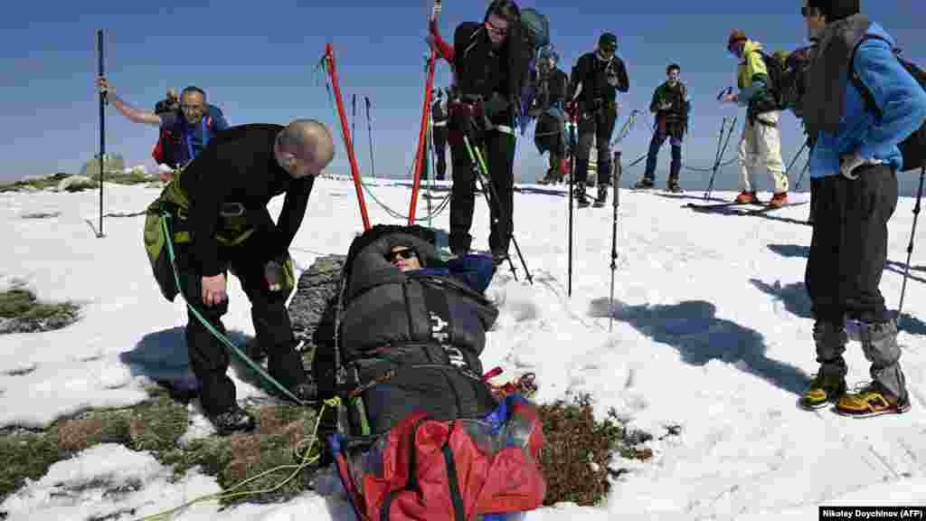 Volonteri prave pauzu od vuče Lybomira Elenkova, koji ima cerebralnu paralizu, na planinu Rila. Doychinova i njen tim sada rade na organizovanju ljetnjih izleta koji će uključivati pješačenje na Vitošu, kultnu planinu koja se uzdiže iznad glavnog grada Bugarske, Sofije.