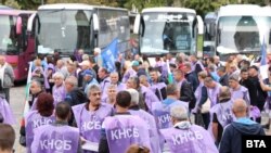 Протестът на миньори и енергетици в София. На фона се виждат автобуси, с които протестиращите бяха докарани в София сутринта.