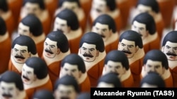 „ეს ტიპური რუსული ყაიდის პროპაგანდაა - დადანაშაულება აბსურდულ ბრალდებებში. სოვლაბის მუშაობა დიდი ხანია დისკომფორტს უქმნის [ხელისუფლებას], რადგან ის რეალურ დღის წესრიგს ქმნის ეროვნული მეხსიერების სფეროში“. - ამბობს ირაკლი ხვადაგიანი.