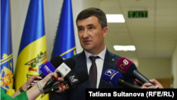 Procurorul general interimar Ion Munteanu, oferind declarații jurnaliștilor, după ce a fost intervievat de Consiliul Superior al Procurorilor. 30 mai 2024. 