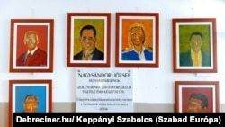Debreceni politikusok portréi egy volt iskolában, ahol több közintézmény mellett az EU-Roma Országos Egyesület is működött. A kép felső sorában Rácz Róbert, Kósa Lajos, Széles Diána, Papp László, az alsó sorban Bodó Sándor, Tasó László portréja látható