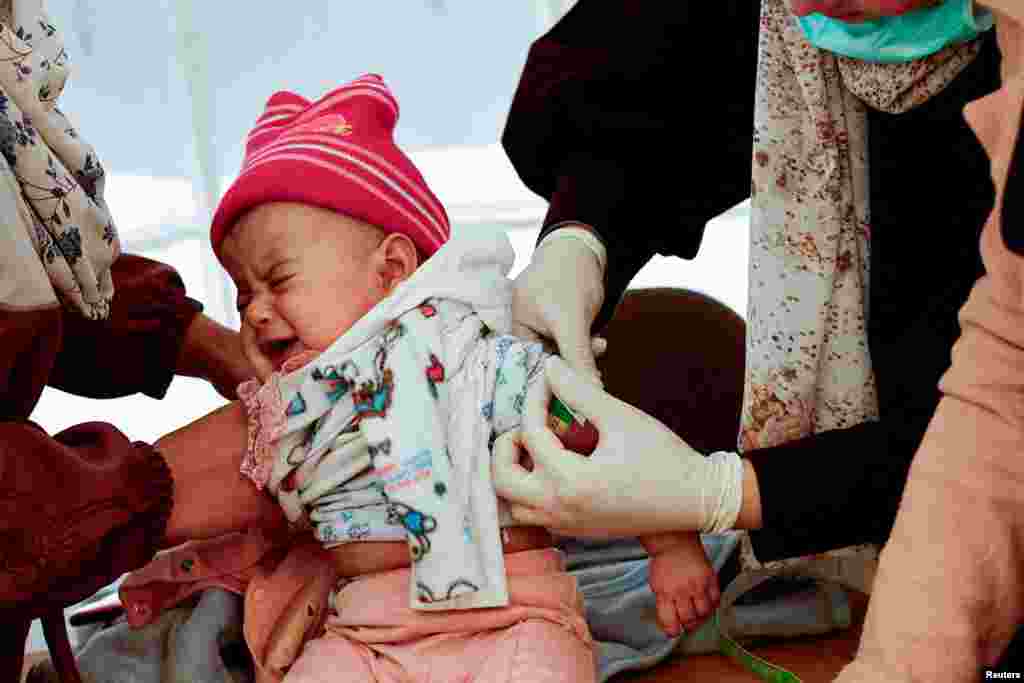 Zdravstveni radnici mjere pothranjenost palestinske djevojčice u medicinskom šatoru koji je postavila organizacija MedGlobal u saradnji sa UNICEF-om, Rafa, 14. februara 2024.