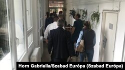 Egy állami földárverés résztvevői 2023. július 4-én Székesfehérváron. Az esemény nyilvános, de bent nem fotózhattunk, újságíróként csak a mobiltelefon leadása után mehettünk be