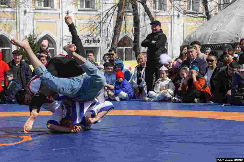 Казакша курес, пожалуй, самый популярный вид состязаний на праздновании Наурыза. Побороться за ценные призы (на праздники победителям нередко дарят автомобили) мог каждый желающий. Но, судя по отточенной технике борьбы, на ковёр выходили в основном подготовленные спортсмены&nbsp;
