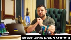 Un analist politic a declarat pentru RFE/RL că Volodimir Zelenski este „tentat” să încerce să organizeze alegeri prezidențiale, deoarece, în calitate de lider de război cu un nivel ridicat de încredere, ar avea șanse mari să câștige al doilea mandat