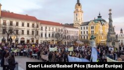 Tüntető pedagógusok Pécsett