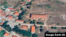 Lokacija kasarne u naselju Avtovac kod Gacka (najveći objekat u središtu fotografije), Google Earth 3. maj, 2024. godine