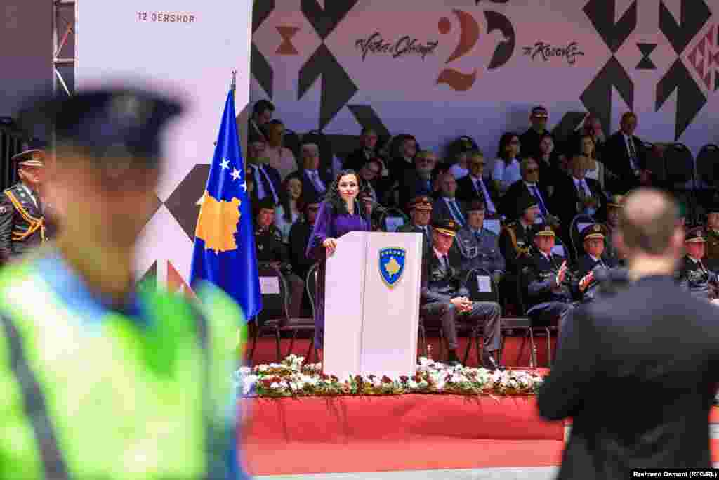 Presidentja e Kosovës, Vjosa Osmani, tha se pjesëtarët e FSK-së dhe të policisë së Kosovës &ldquo;janë forca të paqes dhe në mbrojtje të paqes&rdquo;. Osmani tha se ata &ldquo;do të jenë sot e përjetë në mbrojtje të lirisë&rdquo;.