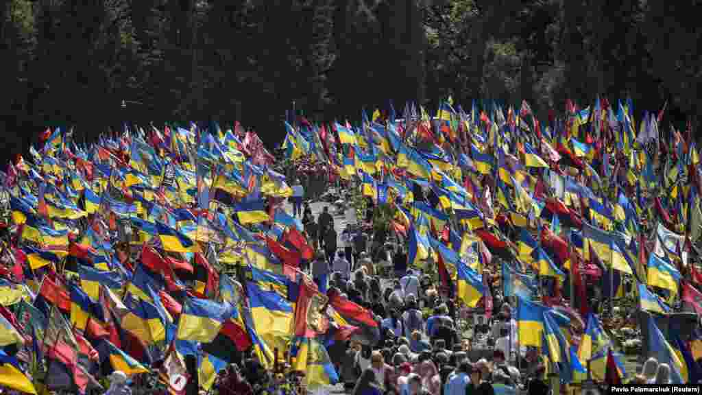 Ez a fotó a lvivi Licsakiv temetőről készült május 23-án, amikor az ukránok a hősök napján az orosz invázióban elesett katonák emléke előtt tisztelegtek.&nbsp;A kép egyike a közelmúltban készült számos képnek, amelyek arra utalnak, hogy Vlagyimir Putyin orosz elnök Ukrajna ellen folytatott háborújának milyen hatalmas emberi áldozatai vannak