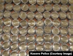 Monedha 2 euroshe të konfiskuara nga Policia e Kosovës.