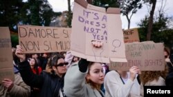 Кадър от шествие в Рим срещу насилието над жени