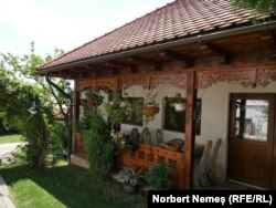 Una dintre cele cinci căsuțe în care sunt cazați turiștii.