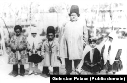 Nászer ad-Din sah udvarának „törpéi”