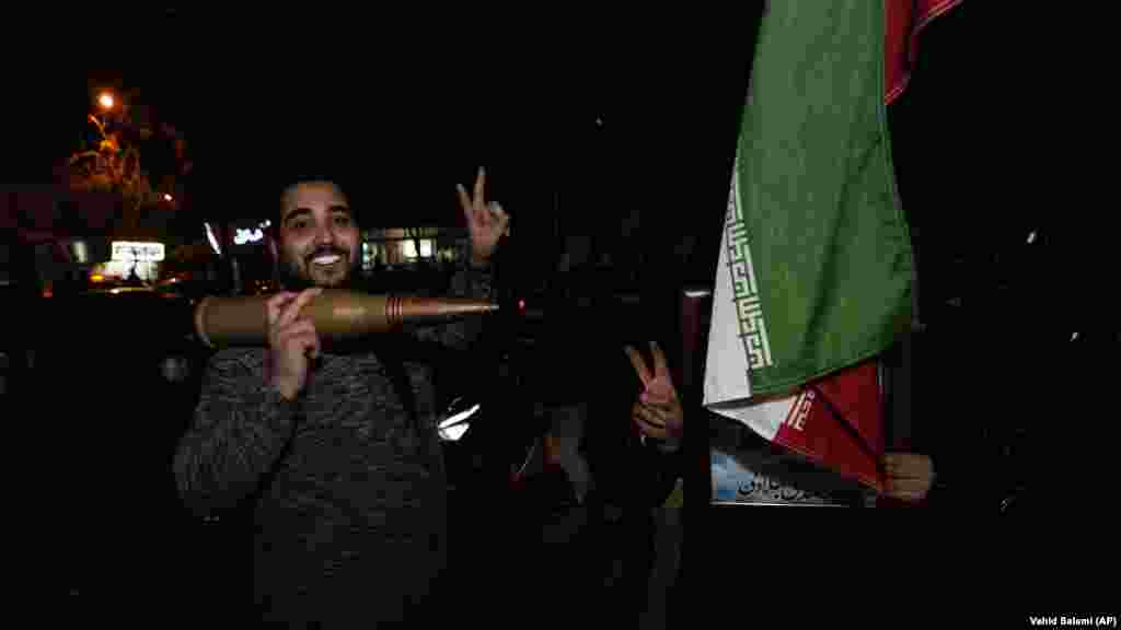 Ünneplés Teheránban egy Izrael-ellenes gyűlésen&nbsp;2024. április 14-én, egy nappal azután, hogy Irán megindította első közvetlen katonai támadását Izrael ellen