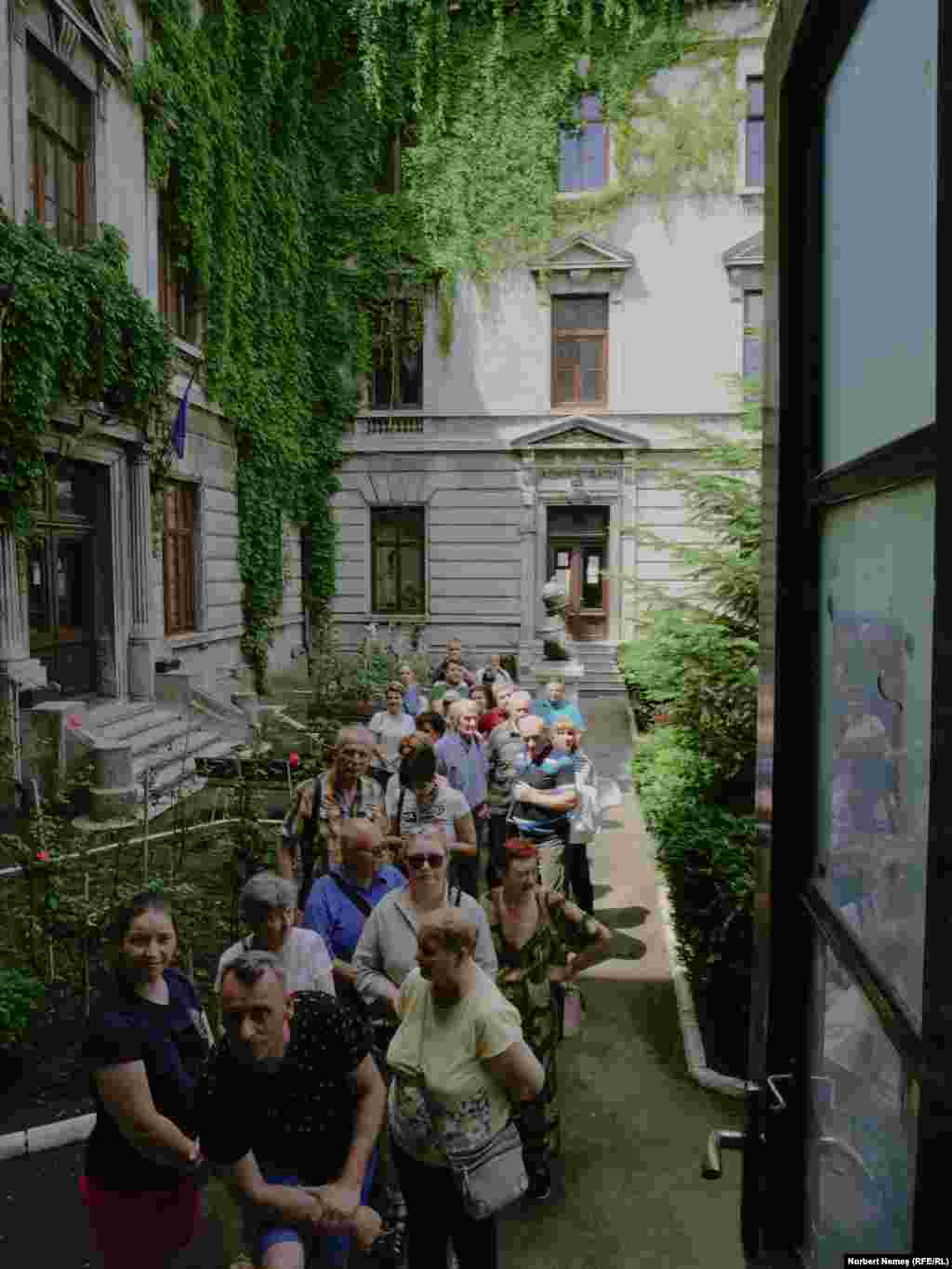 Dacă centrul părea pustiu, străduțele cu școli și licee erau&nbsp;împânzite de oameni care au ieșit la vot. În imagine: o coadă formată în fața secției de votare de la Liceul Matei Basarab, din sectorul 3.