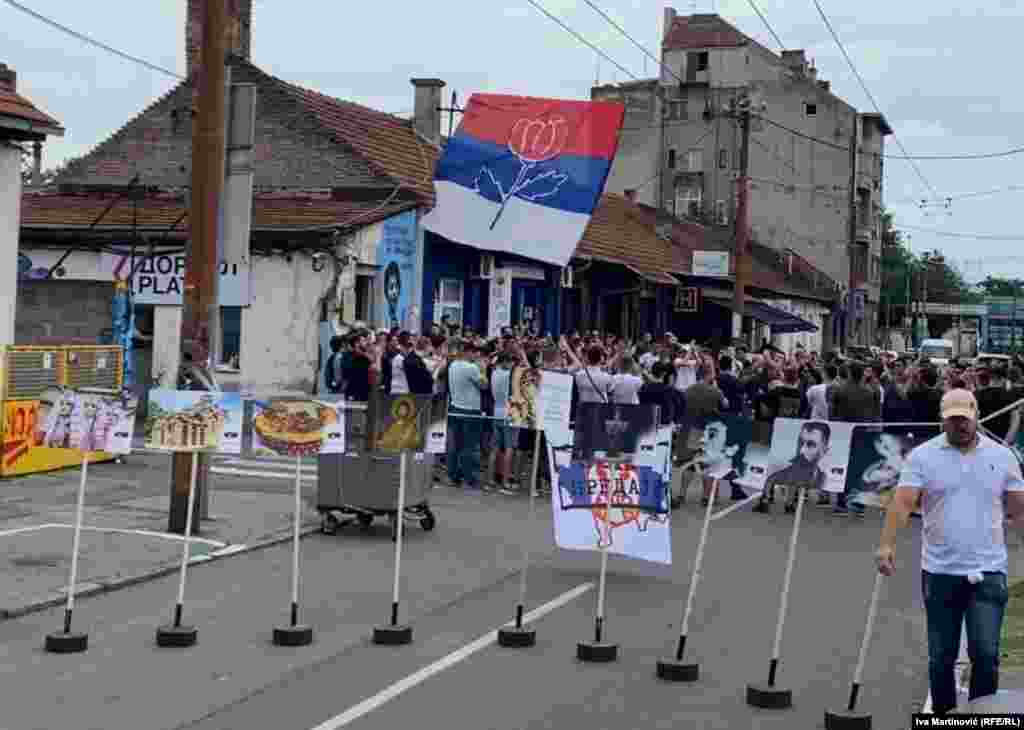 Omladina desničarske Nove demokratske stranke Srbije (Novi DSS) organizovala je improvizovanu izložbu na kojoj su predstavili &quot;kulturnu baštinu Srbije na Kosovu&quot;.