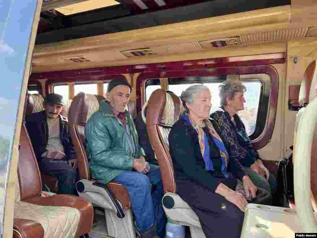 Бегалци од Нагорно Карабах пристигнуваат во село Горнизор, близу Горис.