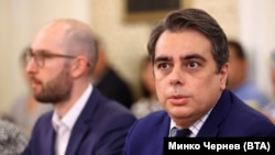 Министърът на финансите Асен Василев на заседание на Комисията по бюджет и финанси.