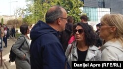 Dinko Gruhonjić i Ana Lalić (u sredini) na skupu ispred Filozofskog fakulteta u Novom Sadu, 27. mart 2024.