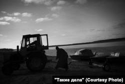 Mihail atya segít egy csónak vízre bocsátásában