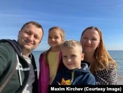 Maxim Kirchev sa porodicom tokom posete Odesi u septembru 2022.