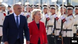 Shefja e Komisionit Evropian, Ursula von der Leyen, dhe kryeministri maqedonas, Dimitar Kovaçevski. Shkup, 30 tetor 2023.
