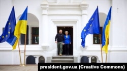 Președintele Ucrainei, Volodimir Zelenski, și șefa Comisiei Europene, Ursula von der Leyen, părăsesc Catedrala Sfânta Sofia. Kiev, 9 mai 2023