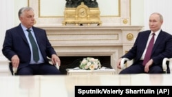 Viktor Orban l-a vizitat la Moscova pe Vladimir Putin cu care a discutat posibile soluții de pace în Ucraina. Vizita a atras criticile oficialilor europeni.