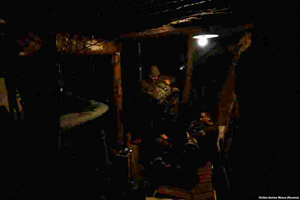 Od vojnika se očekuje da lociraju, često uz pomoć dronova, a zatim i pucaju na ruske snage prije povratka u zemunice.