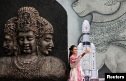 Djevoka slika selfi ispred makete letjelice Čandrajan-3, Bombaj, 14. juli 2023.