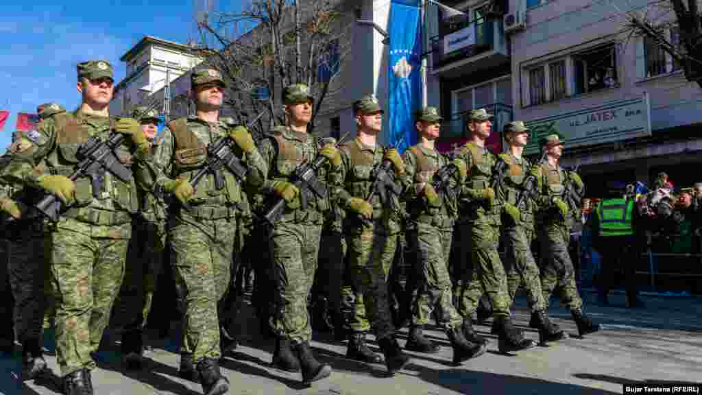  Po prvi put, pripadnici Kosovskih bezbednosnih snaga i policije defilovali su 2019. godine, takođe na dan proglašenja nezavisnosti.&nbsp; &nbsp; &nbsp; &nbsp; 