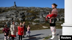 Mlada žena u tradicionalnoj inuitskoj nošnji ispred katedrale u Nuuku, Grenland, septembar 2021. 