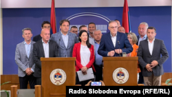 Prestavnici opozicije u RS-u na konferenciji za medije u Banjaluci, za desnom govornicom Milan Miličević, predsjednik SDS-a (foto-arhiv)