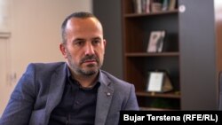 Asdren Osaj duke biseduar me Radion Evropa e Lirë.