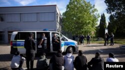 Migranti sjede koje je zadržala njemačka policija tokom patrole duž njemačko-poljske granice, kako bi spriječili ilegalnu migraciju, Forst, 20. septembra 2023. 