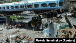 Ultimul val de atacuri aeriene are loc la o zi după ce Rusia a lansat rachete asupra orașului Dnipro din sudul țării, rănind șapte persoane, în timp ce Ucraina își sărbătorea Ziua Independenței