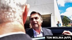 Bivši brazilski predsednik Žair Bolsonaro nakon ispitivanja u sedištu federalne policije u Braziliji, 26. april 2023. 