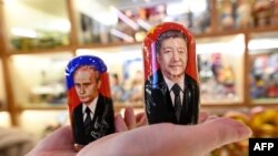 Kukullat Matroshka, me imazhet e presidentit kinez, Xi Jinping dhe atij rus, Vladimir Putin.
