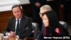 Министърът на външните работи на Обединеното кралство лорд Дейвид Камерън, министър-председателят Николай Денков и вицепремиерът Мария Габриел. 