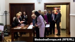 Deputetët e rinj para nisjes së seancës konstituive.