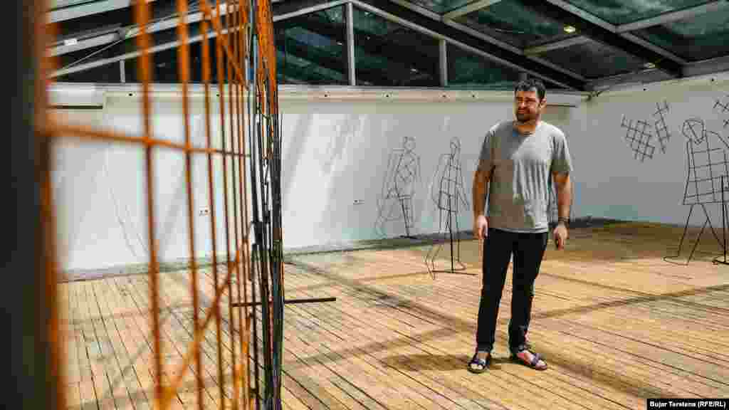 Agron Blakçori, autori i instalacionit, i ka thënë Radios Evropa e Lirë se puna është krijuar enkas për këtë ngjarje. Ai ka vendosur të punojë me materiale më të vrazhda - metale dhe gjemba - pasi i tillë është rrugëtimi i një refugjati,&nbsp;por edhe kujtimet që e ndjekin gjithmonë mbrapa. &ldquo;Janë shfrytëzuar shufrat metalike, rrjetat, që simbolizojnë kufijtë, izolimet e kështu me radhë&rdquo;. &nbsp;