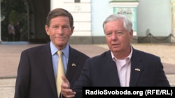 Senatorul democrat, Richard Blumenthal (stânga) și senatorul republican, Lindsey Graham, autorii unui proiect de lege pentru sancționarea Rusiei, văzuți în această fotografie aflându-se într-o vizită la Kiev, pe 12 august 2024