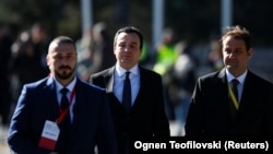 Premijer Kosova Aljbin Kurt (u sredini) na dan sastanka sa predsednikom Srbije Aleksandrom Vučićem, Ohrid, Severna Makedonija, mart 2023.