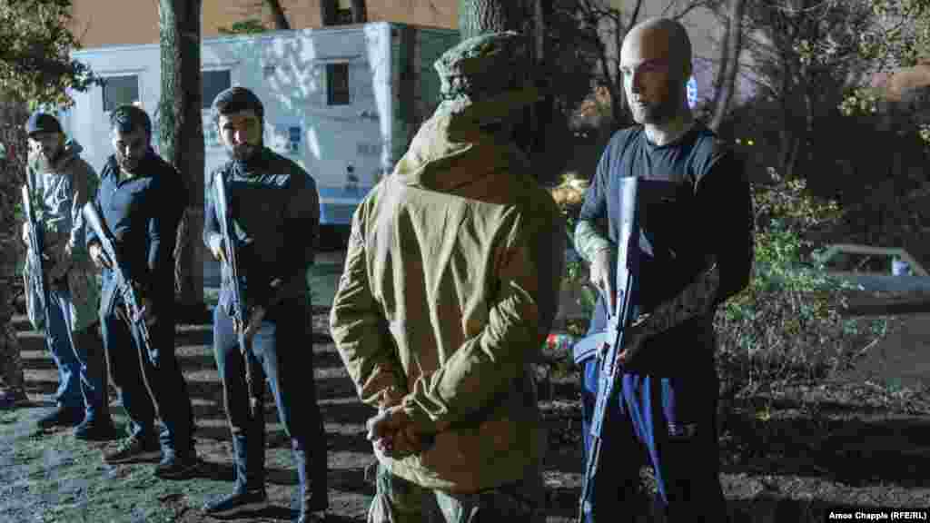 Egy oktató beszélget a fegyveres kiképzés egyik résztvevőjével. A VOMA-t 2014-ben alapították, kezdetben a szabadtéri túlélési készségek oktatására összpontosítva. Miután 2016-ban kitört egy négynapos konfliktus Hegyi-Karabahban, a VOMA alapvető katonai ismeretekre is elkezdte kiképezni az embereket &nbsp;