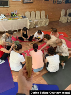 Activitate din cadrul taberei pentru femeile care au supraviețuit cancerului mamar.