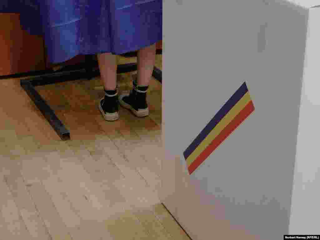 Cu câteva ore înainte de închiderea urnelor, prezența la vot în România, la nivel național, este ușor mai ridicată față de alegerile anterioare, atât la locale, cât și la europarlamentare.